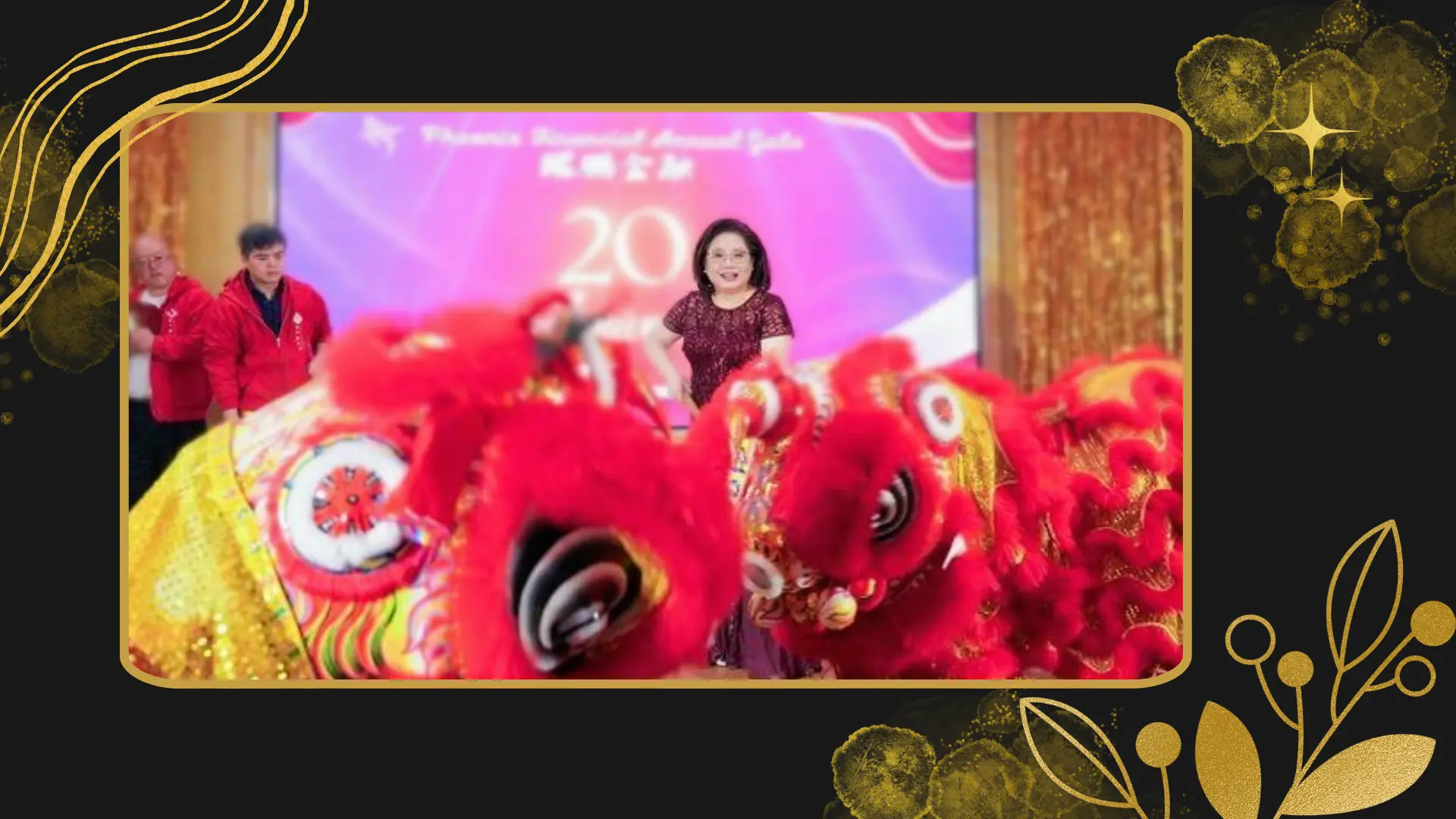 Phoneix_Financial_20th_anniversary_gala_Sophia_Sun_on_stage_took_photo_with_Chinese_dragon