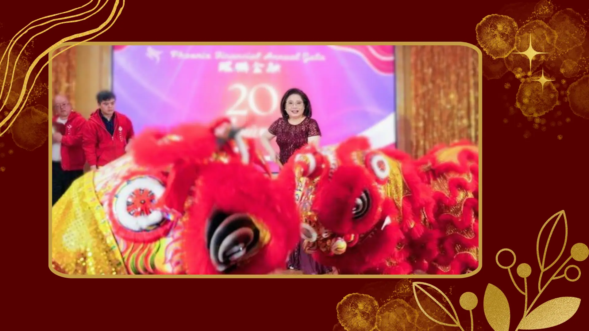 Phoneix_Financial_20th_anniversary_gala_Sophia_Sun_on_stage_took_photo_with_Chinese_dragon