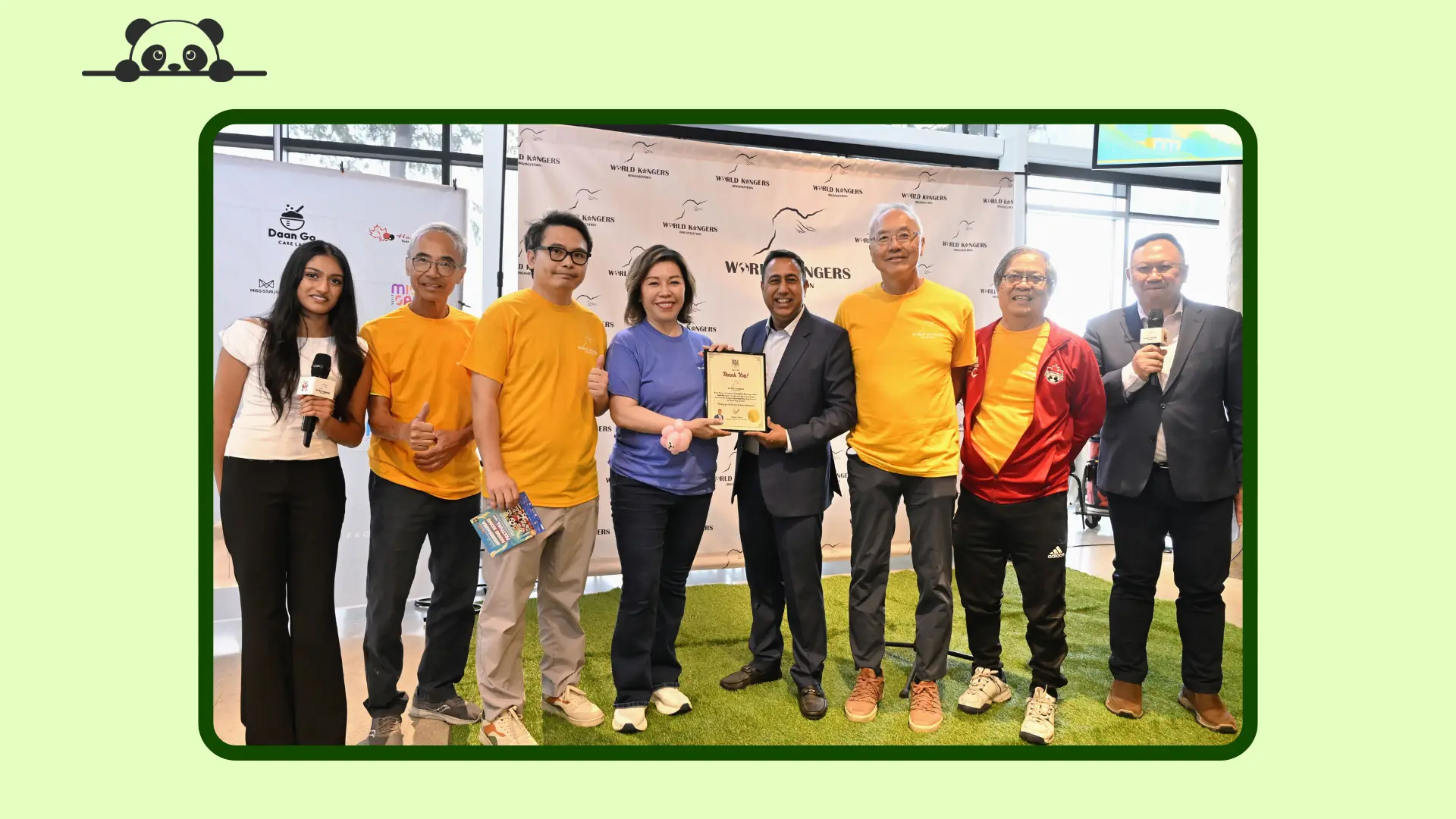 Summer_fun_activities_#12_Mississagua_Hong_Kong_Festival_2025_rep._present_appreciation_plaque_to_sponsor